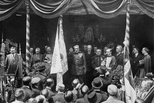 El capitán general de Cataluña, Sr. Alfau (X), Entregando la bandera al Somaten