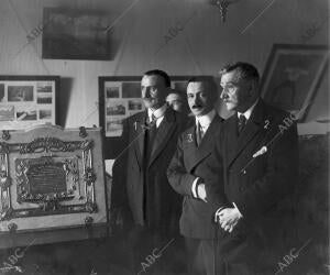 El Alcalde, Sr. Gómez Collantes (1), con el ilustre periodista D. José Estrañi...