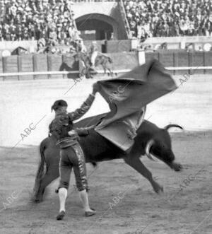 Ángel Fernández (Angelete) Toreando de capa