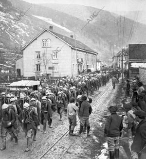 Cazadores Alpinos, ya Provistos del casco Metálico, Dirigiéndose A una posición...