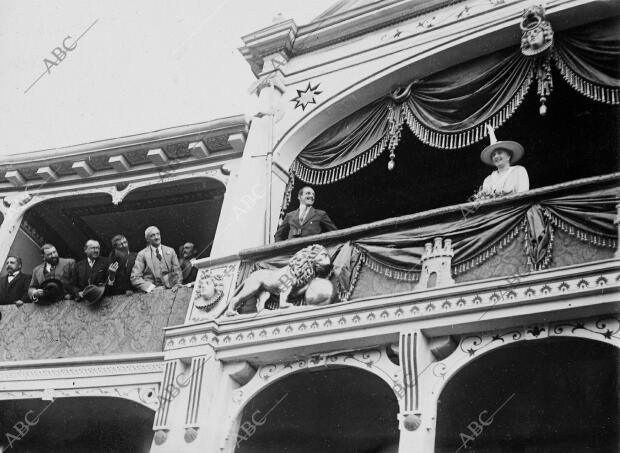 La corrida de Aranjuez. Ss. Mm. los Reyes en su palco