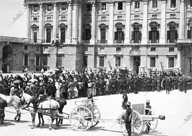 La comitiva del nuevo embajador de Rusia al salir del Palacio Real por la plaza...