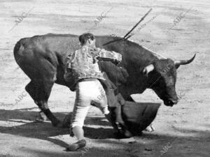 Rafael Gallo pasando de muleta a su primer toro