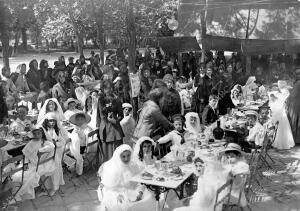 Desayuno de los niños pobres en el Parque del Retiro, después de haber recibido...