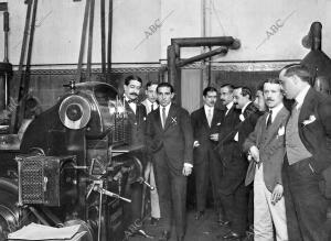 El famoso matador de toros Juan Belmonte visitando la instalación de...