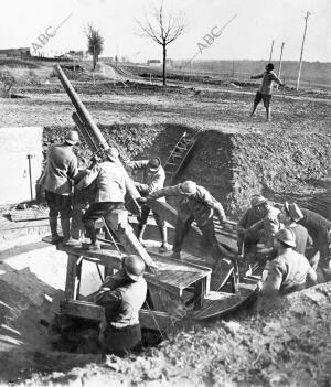 Artilleros Franceses Cañoneando A un aeroplano enemigo