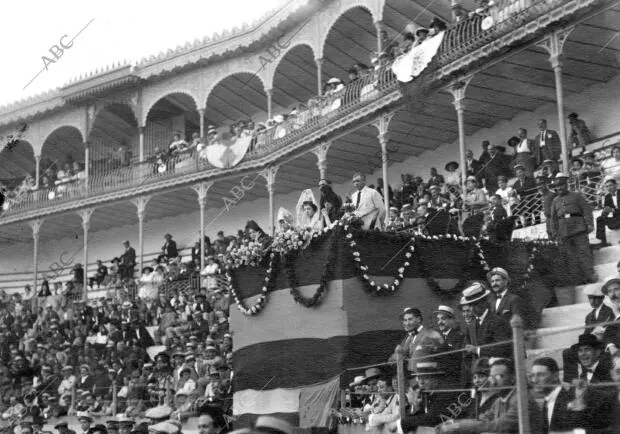 Aspecto parcial de la plaza de Toros y palco presidencial de la corrida...