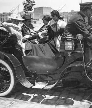 Sus Majestades don Alfonso Xiii y doña victoria Eugenia en el automóvil en que...