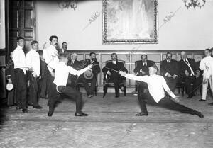 Asaltos de esgrima, celebrados por niños de los colegios de San Ildefonso y...