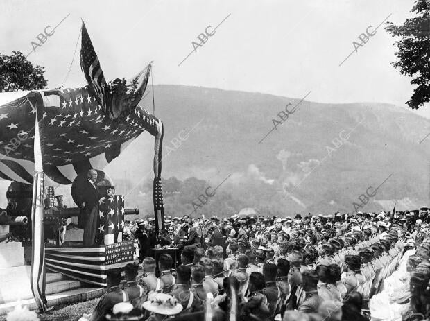 El presidente de los Estados Unidos, Woodrow Wilson (x), arengando a los alumnos...