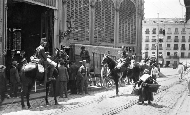 Carros de intendencia Descargando Verduras en la plaza de la Cebada, Protegidos...