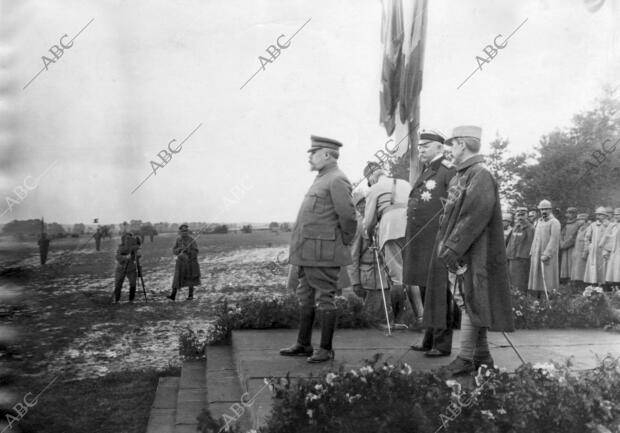 El presidente de la república Francesa Revistando A las Tropas Rusas