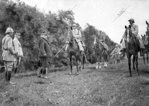 El general Joffre (X) Visitando A las Tropas de su mando en la línea de Combate...