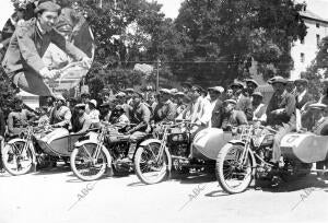 Grupo de corredores que presentó la casa Landaluce, sobre motos Harley-Davidson,...