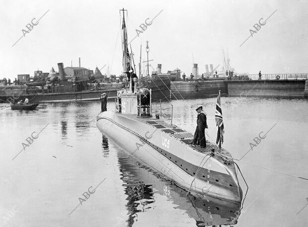 El submarino alemán portaminas que fue capturado por los ingleses, y ha sido...