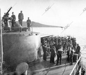 De la marina de Guerra Francesa saludo A la Bandera, en el momento de Arriarla,...