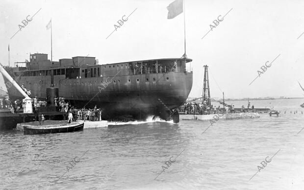 Botadura del nuevo Transatlántico "san Carlos" en los Astilleros de Matagorda