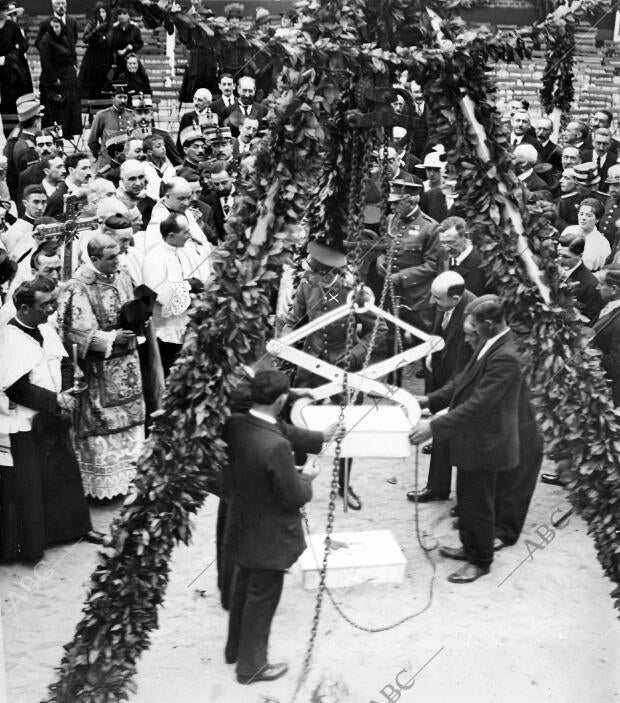 Su majestad el Rey (X), en el acto de colocar la primera piedra del edificio...