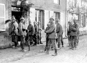 Una patrulla de infantería Inspeccionando las Viviendas de los Sospechosos en un...