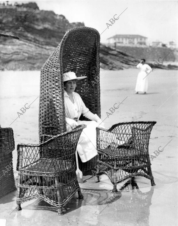 S. M. la Reina doña victoria Eugenia, en la playa de Santander, Presenciando el...