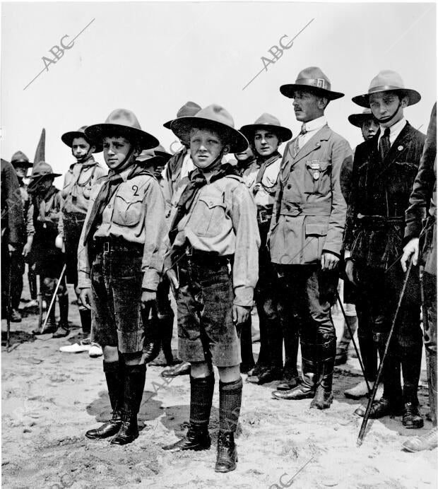 Sus Altezas Reales el príncipe de Asturias (1) y el infante don Jaime (2), en la...