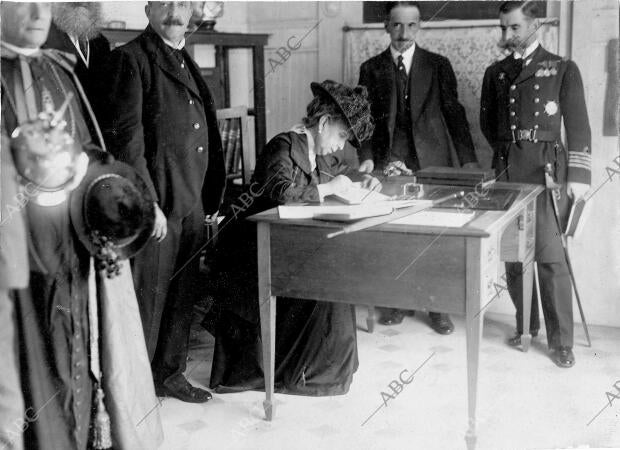 S. M. la Reina doña María Cristina Firmando en la primera página del álbum del...