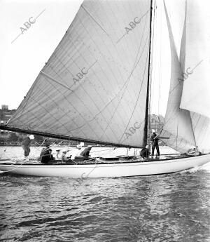 S. M. la Reina doña María victoria Eugenia (1), con la duquesa de Santoña (2),...