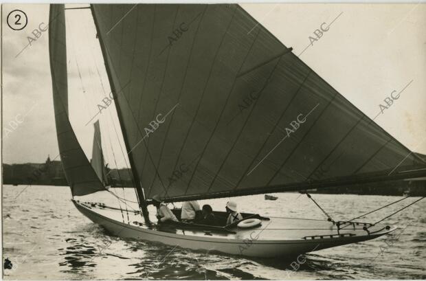 Alfonso XIII en su balandro «Barandil» en Santander