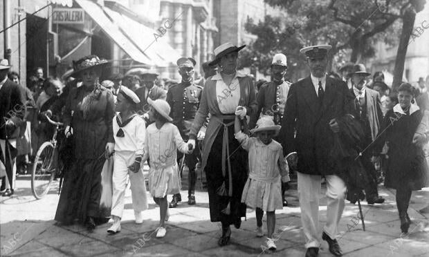 Su majestad la Reina con su Madre, la Princesa de Wattemberg, y sus Hijos el...