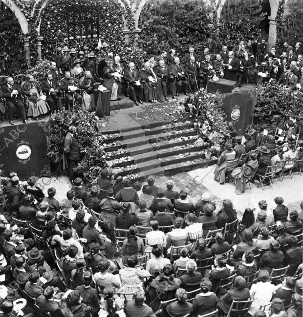 Aspecto que Ofrecía el patio del palacio episcopal durante la celebración del...