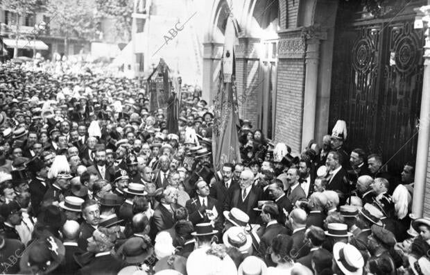 El presidente de la Sociedad (X) Entregando al alcalde de Zaragoza, como...