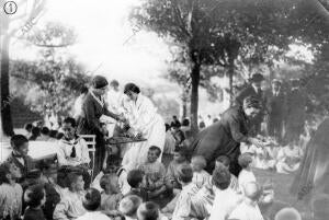 Niños de las Escuelas Fundadas por el Sr. Pelayo en la fiesta con que Fueron...