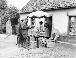 Soldados Comprando en un puesto ambulante de la región del Somme