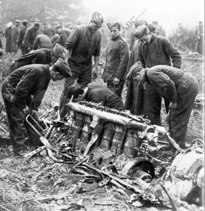 Estado en que Quedó uno de los Motores del dirigible alemán Destrozado por el...