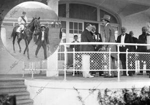 S.M. el Rey Entregando la copa de oro de Alfonso Xiii A Mr. Cohn, dueño del...