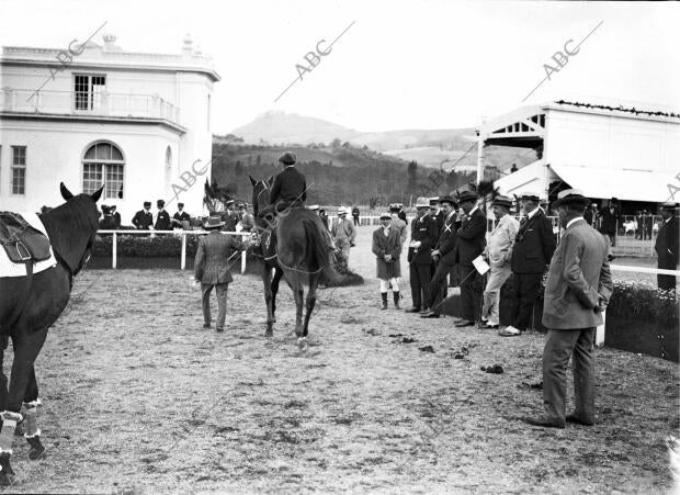 Su majestad el Rey (X) Viendo pasear A los Caballos que Tomaron parte en el...