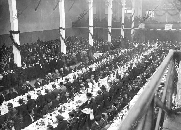 El ilustre orador Jaimista (X) Presidiendo el banquete en el cual Pronunció su...