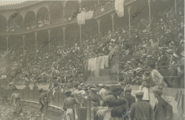 En la imagen, Joselito el Gallo brinda uno de los toros ante el palco...