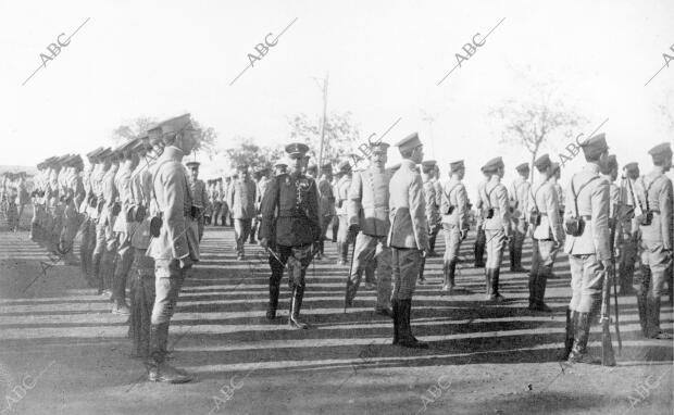 El general director de Academias, Sr. Francés, Revistando A los Alumnos de...