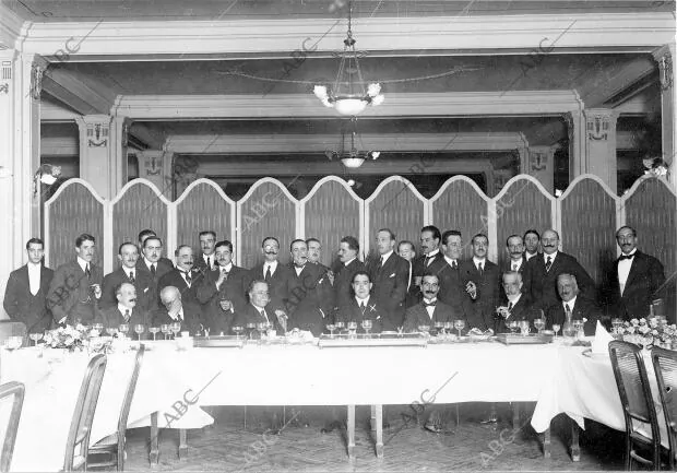 Miguel Moya Gastón (2), con los Ingenieros de Minas, sus Compañeros, que le...