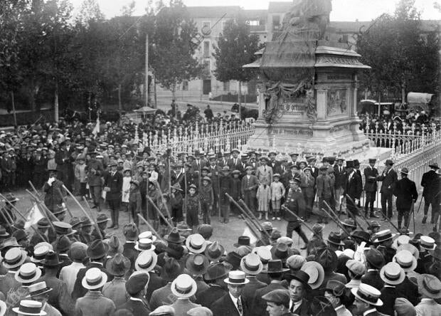 El monumento A Cristóbal colón durante la manifestación Celebrada para...