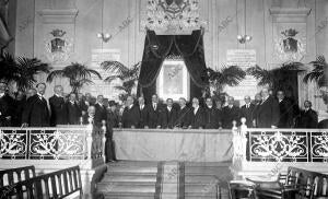 La presidencia del solemne acto inaugural del ateneo Guipuzcoano - Preside don...