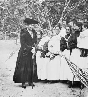 Su majestad la Reina, con los Niños Asilados, durante su visita de ayer al...