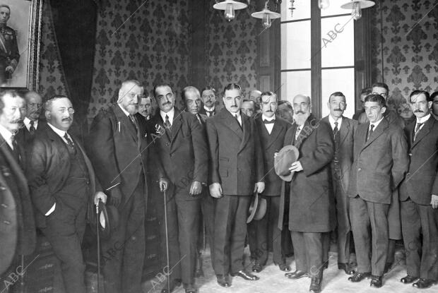 El Sr. Francos Rodríguez (1), con el alcalde de Granollers, Sr. Torres (2) y...