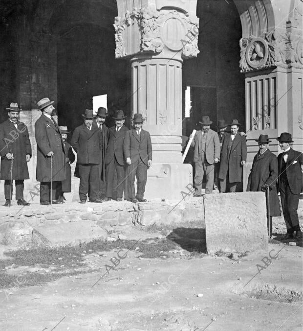 El rector de la Universidad de Barcelona, doctor Carulla (X), acompañado del...