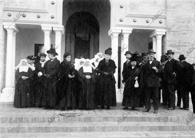 Señoras de la junta de Damas, Hermanas de la caridad y Autoridades que...