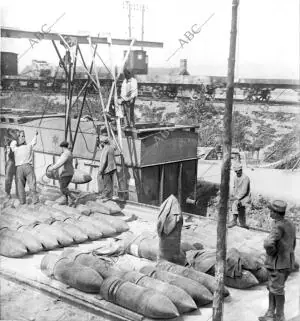 Preparación de un envío de Proyectiles de artillería en una estación de la...