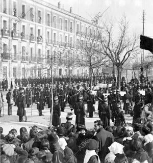 Misa de campaña Celebrada ayer por el regimiento del Rey en el paseo de María...