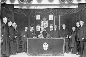 Los comisionados de Lugo, con la Condesa de Pardo Bazán (1) y el presidente del...