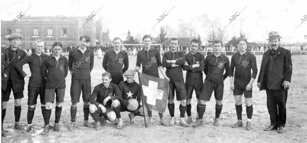 Equipo suizo L'Eotile, de Chaux de Fonds, que ayer Jugó un interesante partido...